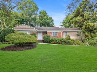 19 Flamingo Rd, Roslyn, NY 11576