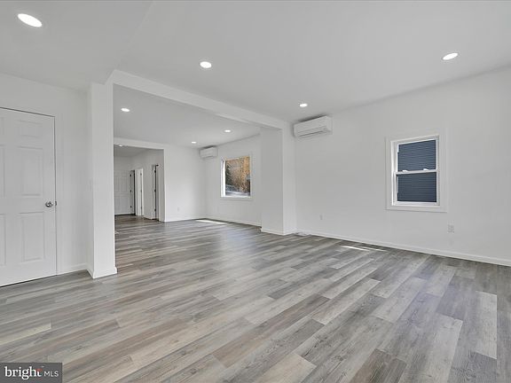 5th image of 401 W Grand Ave