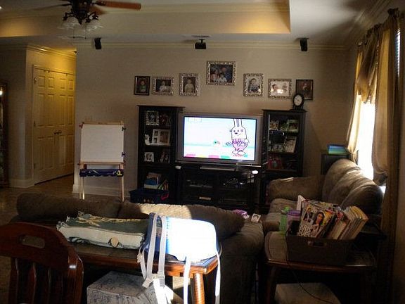 5th image of 360 Daralyn Dr