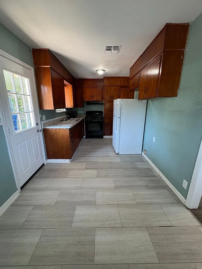 Great 3 bedroom/1 bath home includes gas range and refrigerator! — Photo 3