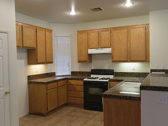5th image of 15168 Strawberry Ln