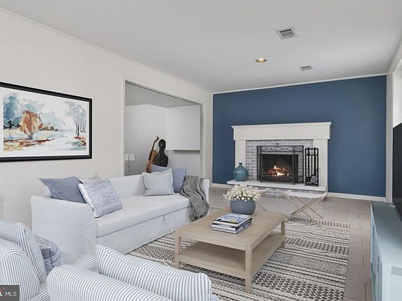 5th image of 903 Old County Rd