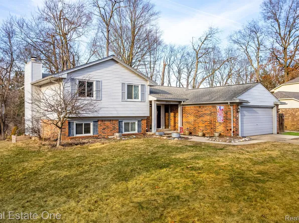 5024 Timber Ridge Trl, Clarkston, MI 48346