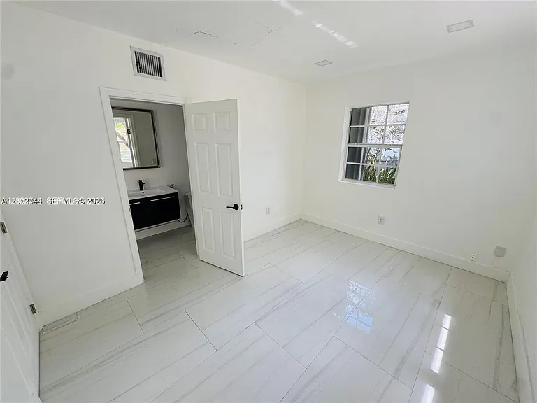 516 La Villa Dr — Photo 6