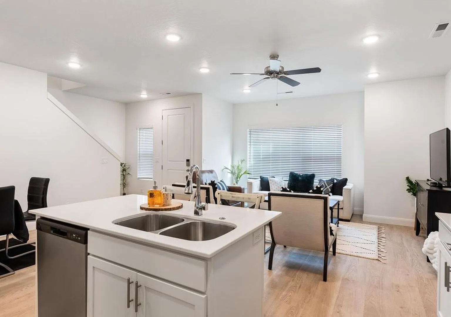 Desert Color Townhome 4-Bedrooms! — Photo 4