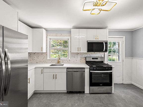 3rd image of 2225 Palmer Ave