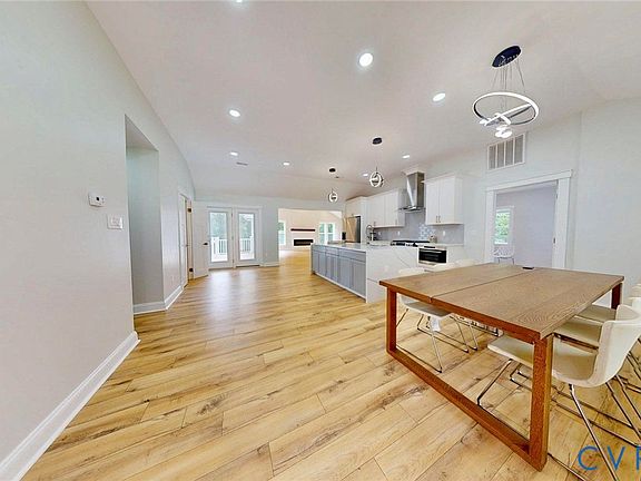 3rd image of 907 Sunset Dr