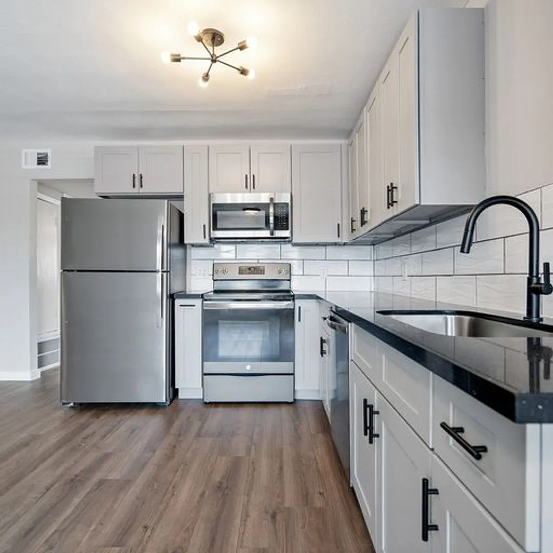 Dream Montrose - 306 Stratford Street — Photo 1