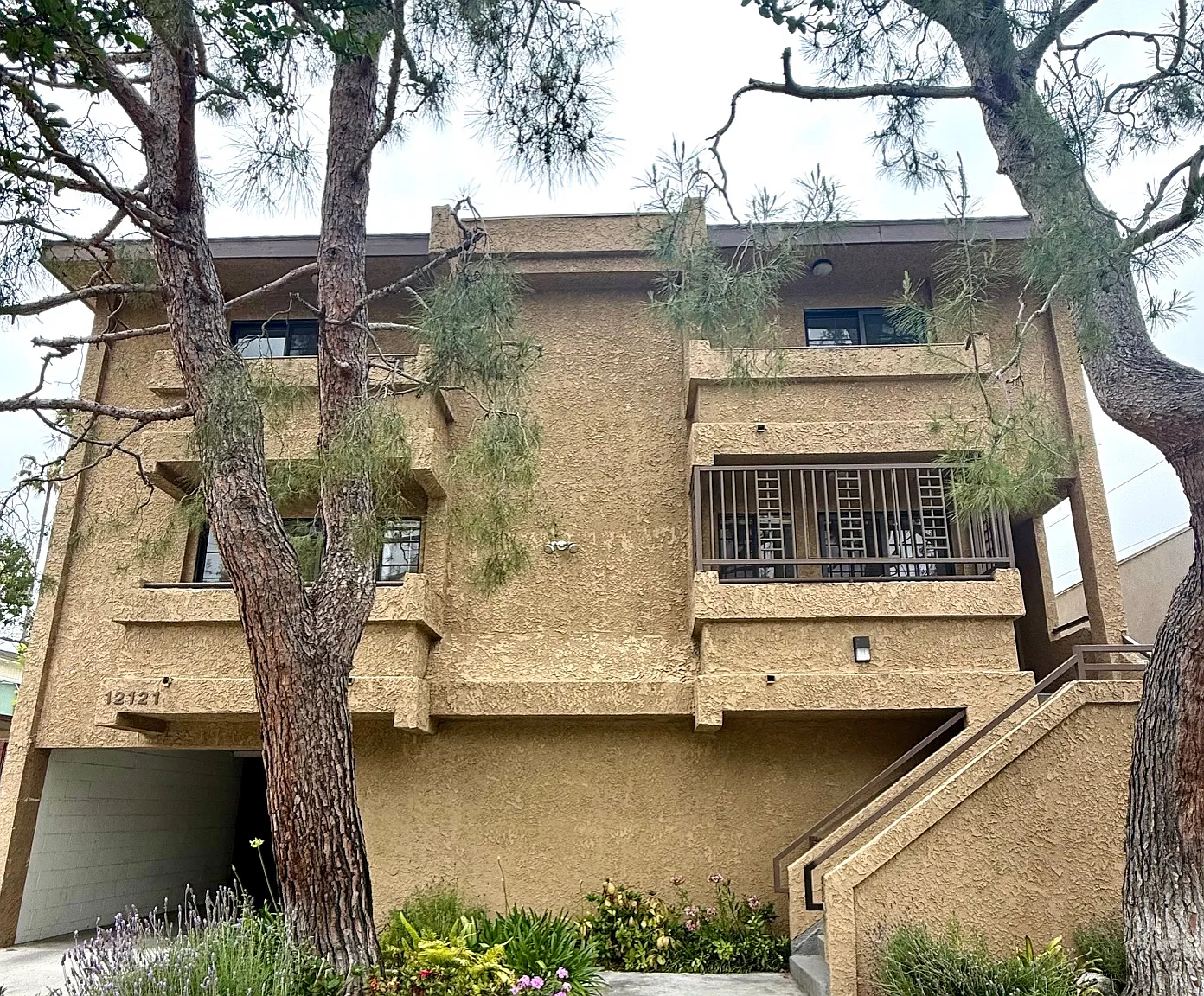 3 bed, 2.5 bath, 1300 sqft, $3,950 — Photo 1