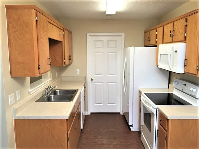 3 bed, 2.0 bath, 1395 sqft, $2,060 — Photo 2