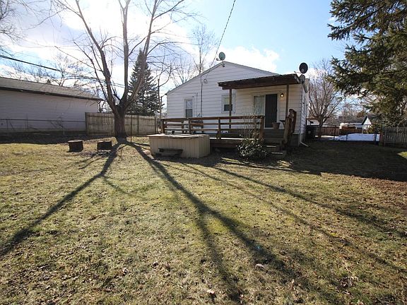 4th image of 165 Rosewood Ave