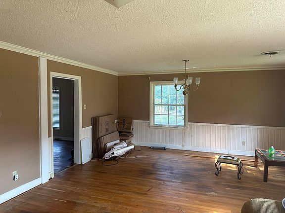 2nd image of 926 Robin Hood Ln