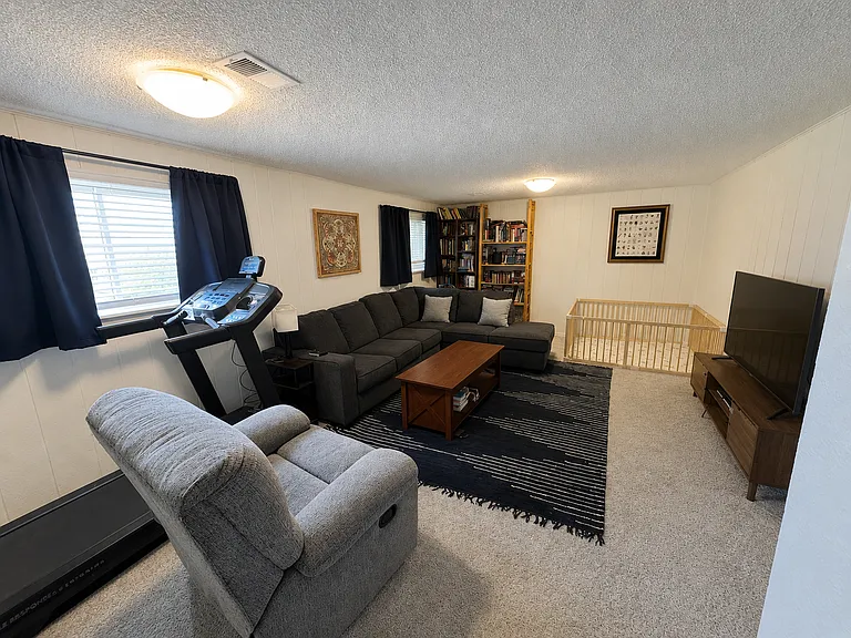 555 S Moline St — Photo 8
