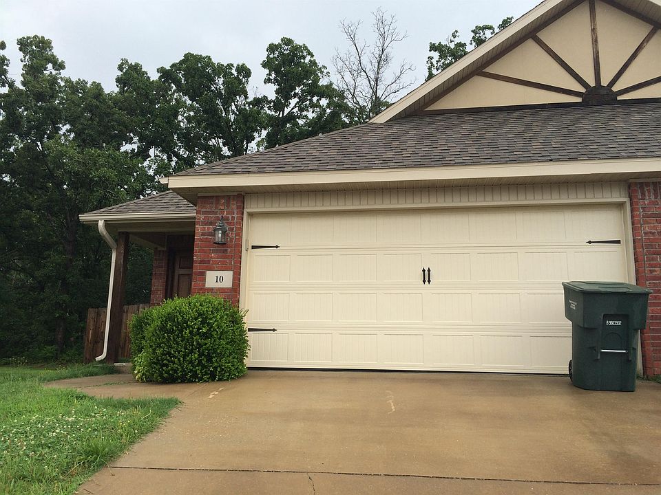 1st image of 10 S Woodsprings Dr #1
