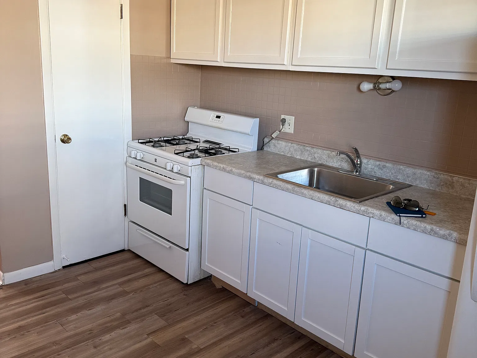 1 bed, 900 sqft, $1,150 — Photo 4
