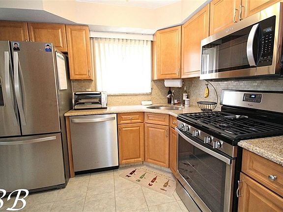 4th image of 2166 E 70th St