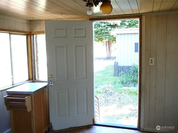 3rd image of 2124 W Fifteenth Street