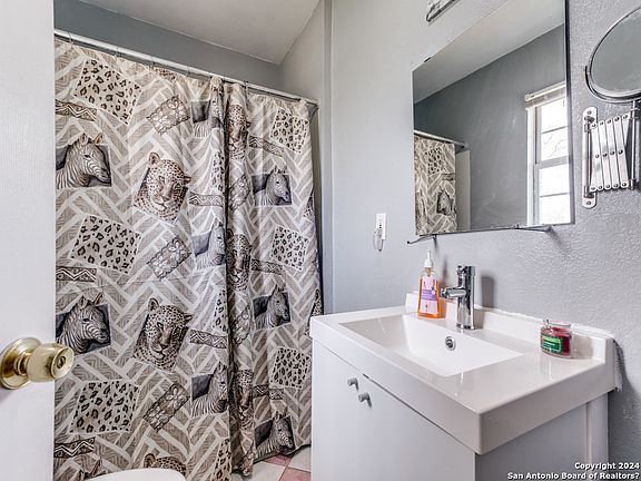 3rd image of 23490 THORNWOOD DR