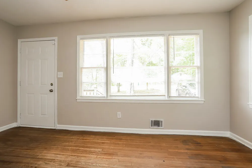 3 bed, 1.0 bath, 1220 sqft, $1,745 — Photo 4