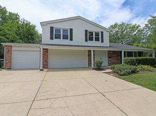 2312 Strawberry Ln, Glenview, IL 60026