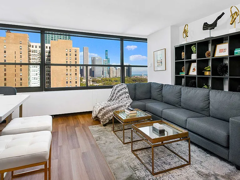 Standing tall in the heart of Chicago's South Loop is Eleven Thirty. Offering lakefront living within reach, residents find themselves steps away from a walk through Grant Park, a Bears game at Soldie