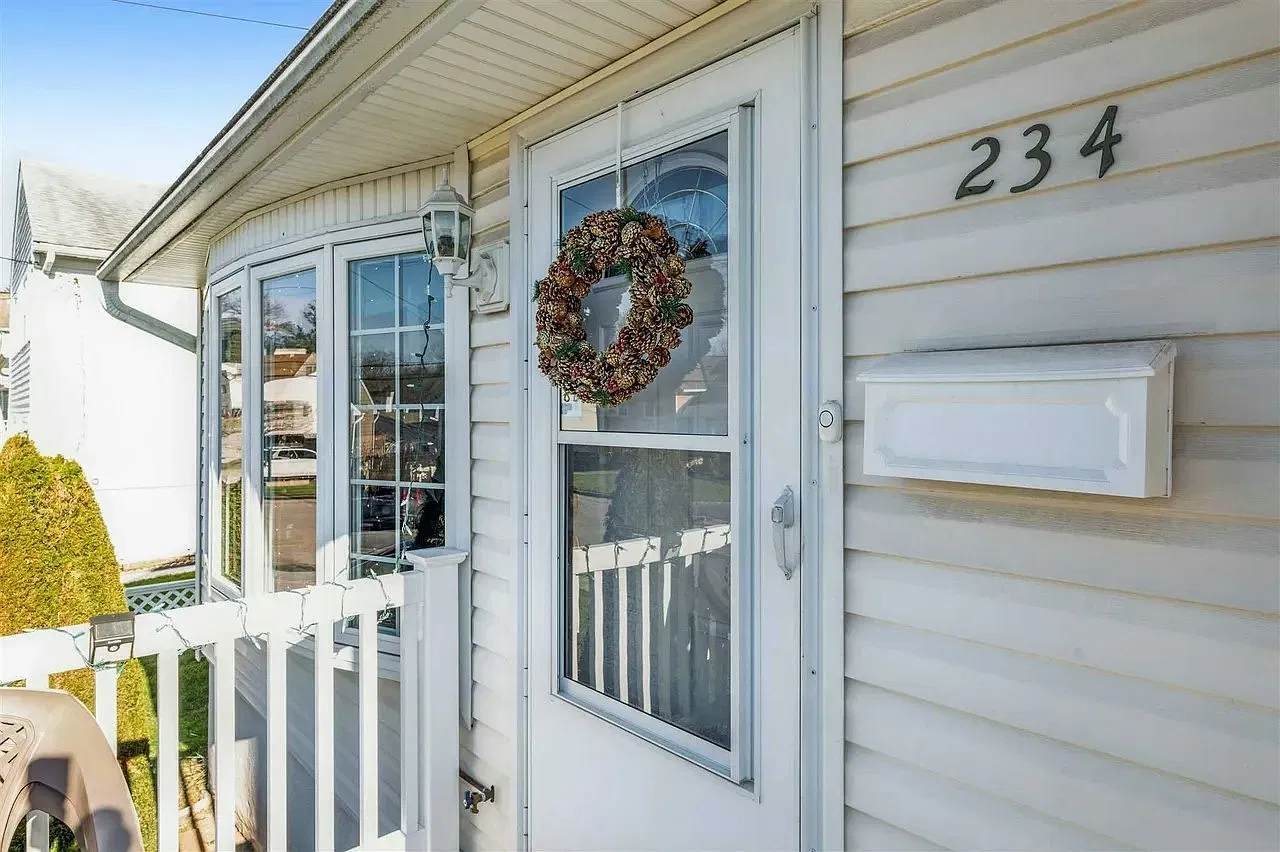 234 Pembrook Dr — Photo 1