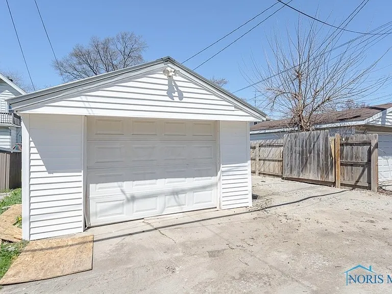 2230 Caledonia St — Photo 13