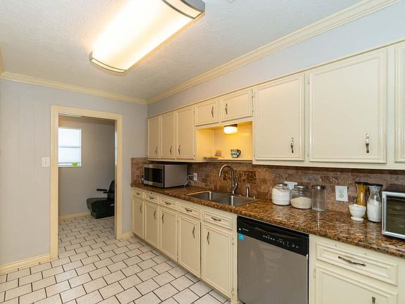 4th image of 4148 Lakeshore Dr