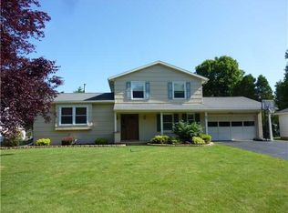 90 Hidden Spring Cir, Rochester, NY 14616