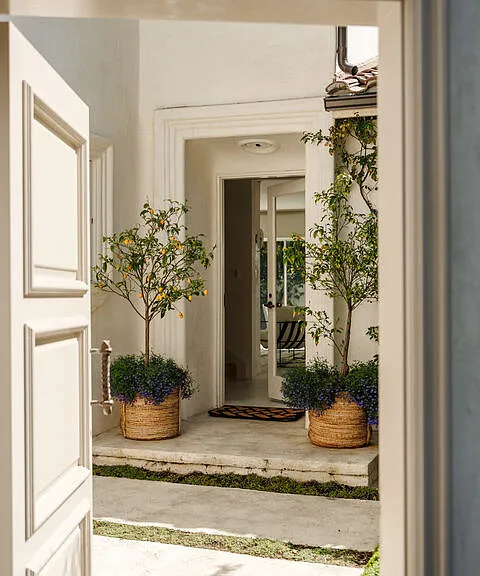 8706 Sunset Plaza Pl — Photo 2