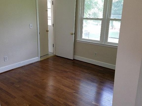 5th image of 803 Yorkshire St