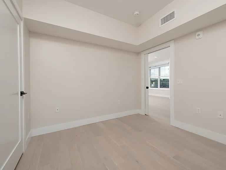 425 Border St #405 — Photo 8