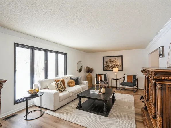 1599 NW 101st St, Clive, IA 50325