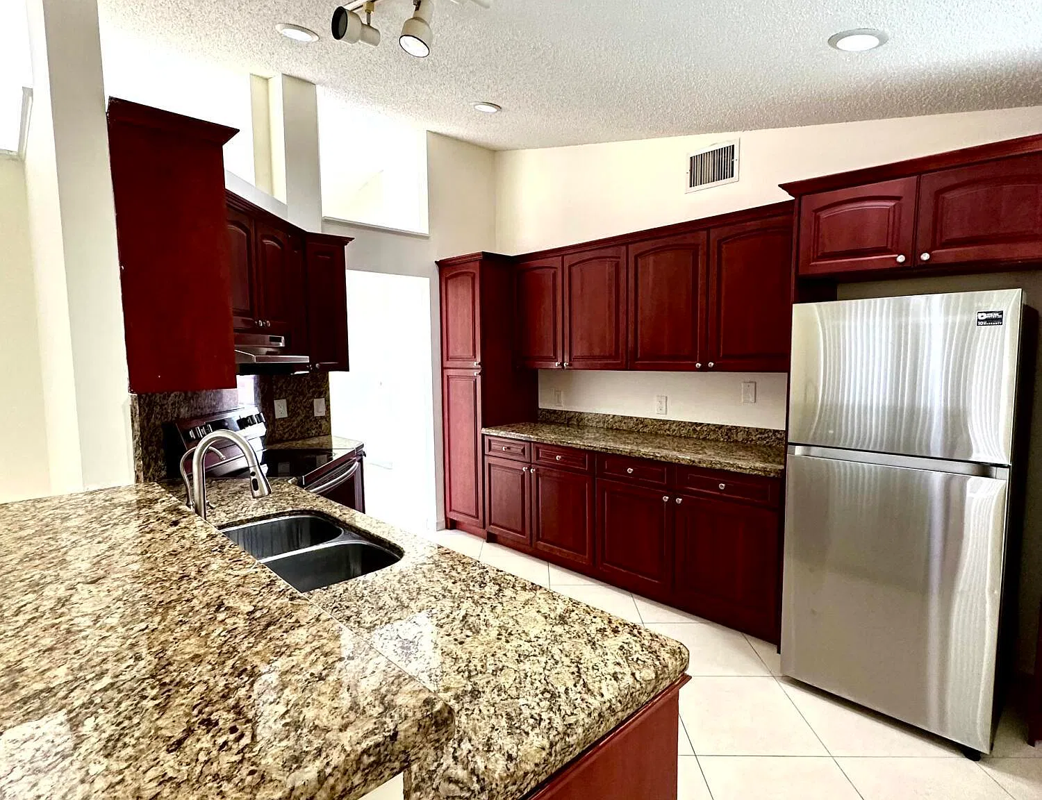 3 bed, 2.0 bath, 1531 sqft, $3,800 — Photo 3