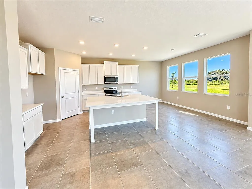 5 bed, 4.5 bath, 3975 sqft, $3,900 — Photo 3