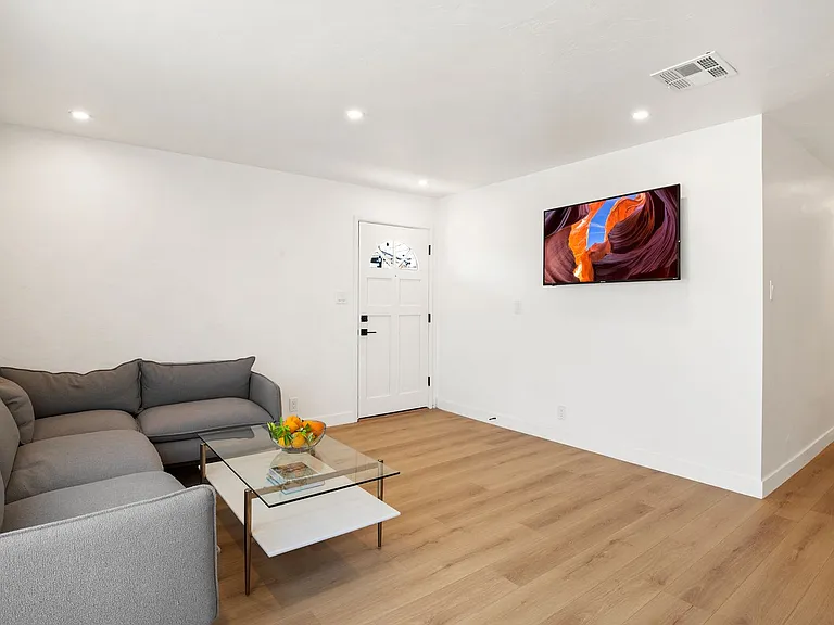 3530 E Hampton St — Photo 10