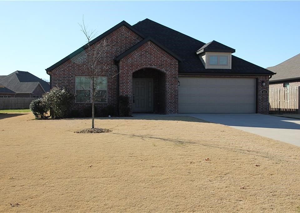 Great all brick home in a fabulous Bentonville location! Close to Elm Tree, Ardis Ann schools, WM home office, shopping, etc.