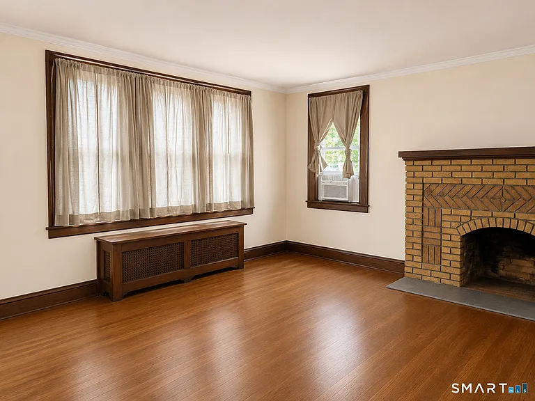 18 Fleetwood Ave — Photo 4
