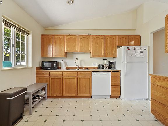 5th image of 909 Madrona Ave #A
