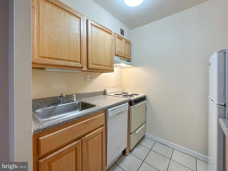 2nd image of 224 W Rittenhouse Sq #1502