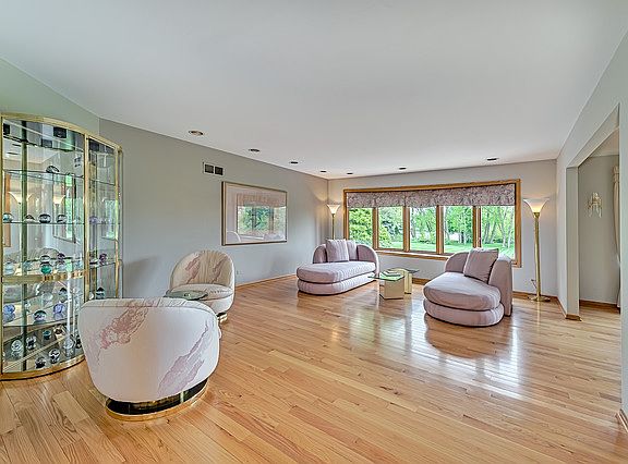 4th image of 1616 Lakeview Dr