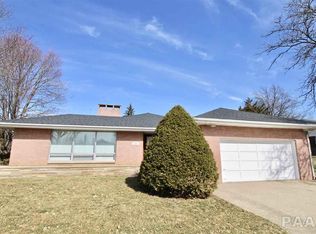 1301 Lawndale Ave, Pekin, IL 61554