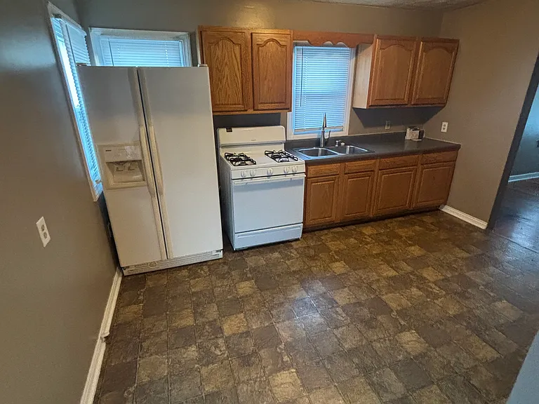 1327 E 8th St — Photo 7