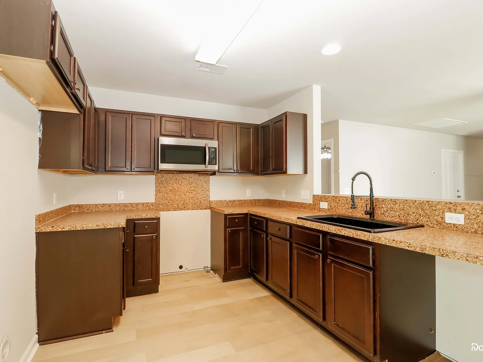 3 bed, 2.0 bath, 1246 sqft, $2,205 — Photo 2