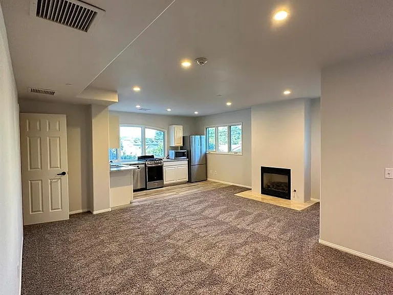 810 Bond Ave #C — Photo 3