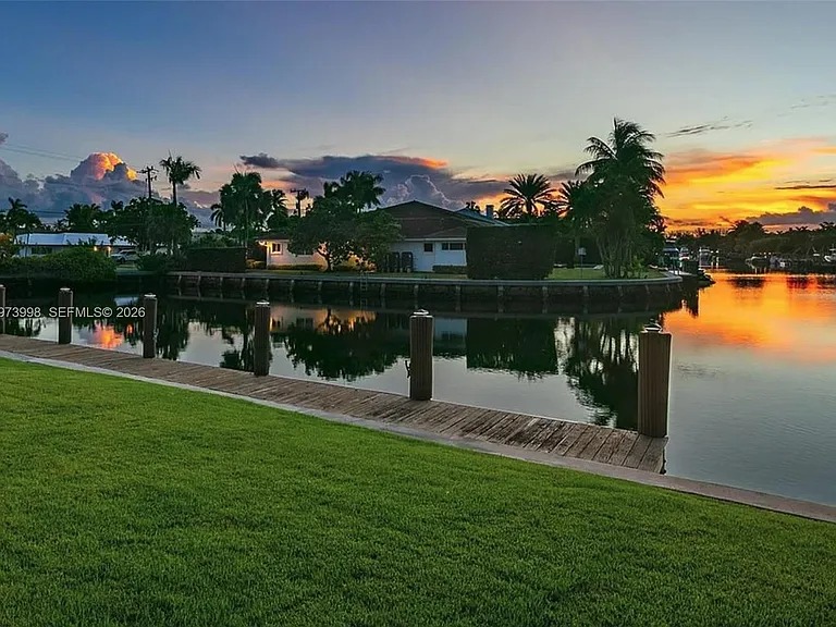 524 Oleander Dr — Photo 6