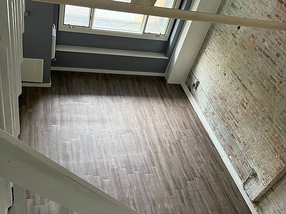 Livingroom: 17' x 14'