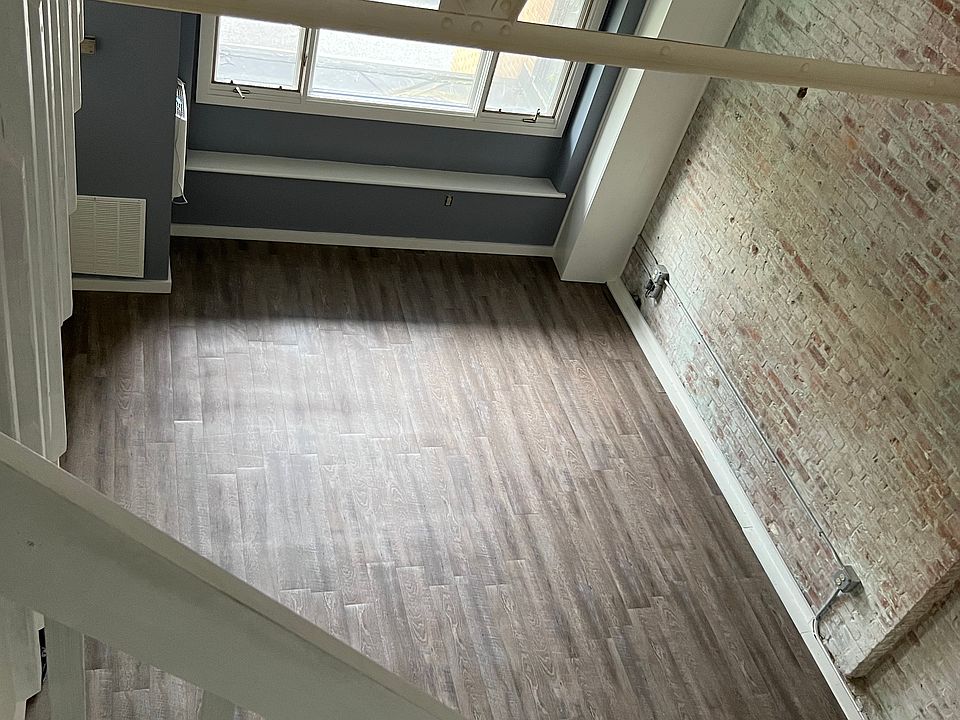 Livingroom: 17' x 14'