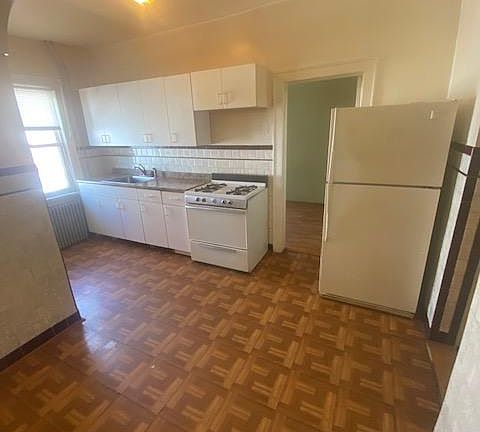3rd image of 693 Summit Ave APT 4