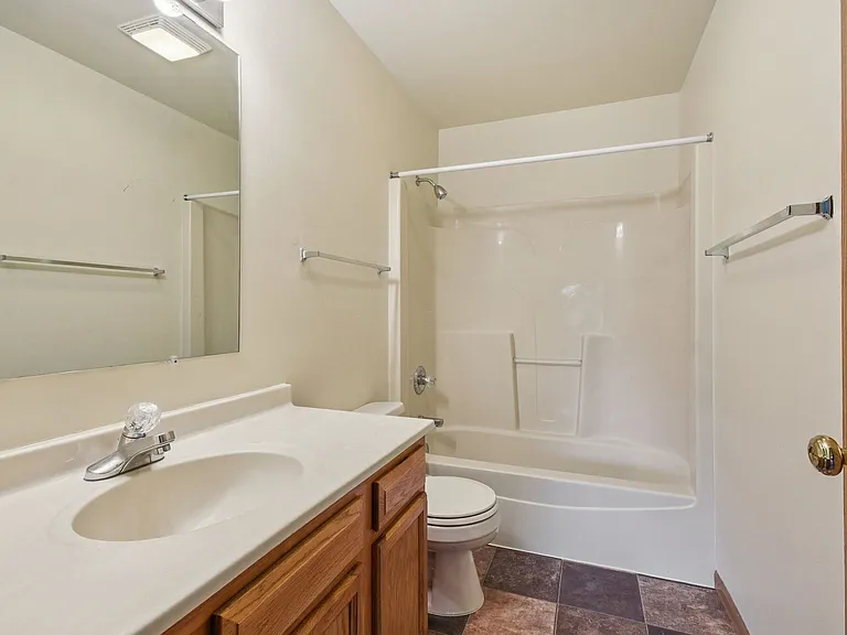 Maple Leaf Apartments — Photo 14